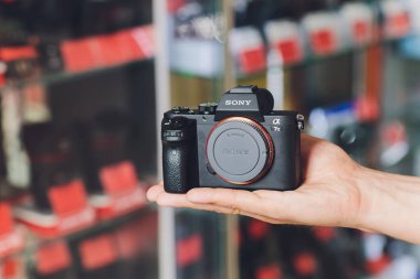 Ufa, Rusya, 3 Ocak 2020 Sony A7ii Alpha 7 işaret 2 Fullframe aynasız kamera.