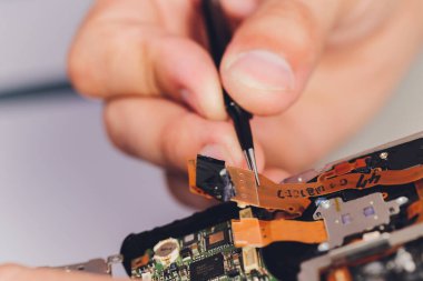 Dijital tek mercek refleks kamerası onarılıyor, izole.