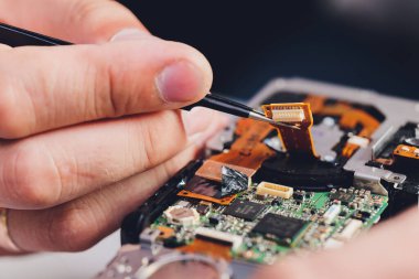 Dijital tek mercek refleks kamerası onarılıyor, izole.