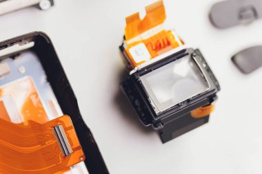 Mühendis ve teknisyen Minitures kamera ayna kutusu montajını tamir ediyor, Miniture çalışanları optikleri kontrol ediyor ve servis merkezindeki bozuk kameranın bakımını ve temizliğini yapıyorlar..