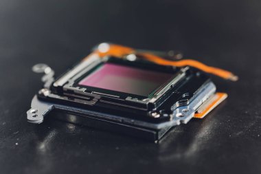 Karanlık bir arkaplanda SLR kamerasından alınmış bir Matris, makrofotoğrafçılık.