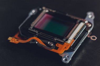 Karanlık bir arkaplanda SLR kamerasından alınmış bir Matris, makrofotoğrafçılık.