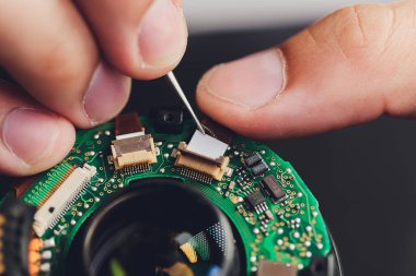 Büyük profesyonel dijital kamera desassembly süreci. Atölyede kırık DSR optikleri gösterildi.