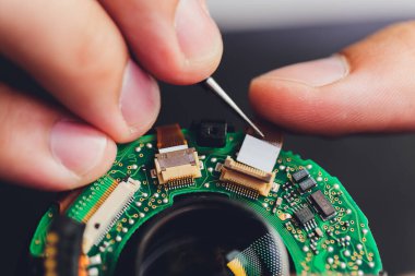 Büyük profesyonel dijital kamera desassembly süreci. Atölyede kırık DSR optikleri gösterildi.