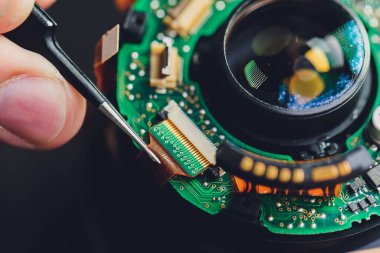 Büyük profesyonel dijital kamera desassembly süreci. Atölyede kırık DSR optikleri gösterildi.