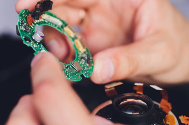 Hassas asal optik DSR lens servisi, ayarlama ve hizalama. Fotoğraf makinesinin iş yerinde kamera merceği onarımı ayarlandı. Fotoğraf makinesi merceğinin bakım desteği.