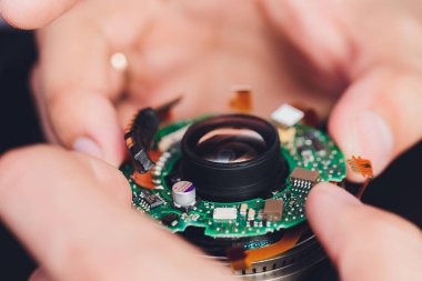 Hassas asal optik DSR lens servisi, ayarlama ve hizalama. Fotoğraf makinesinin iş yerinde kamera merceği onarımı ayarlandı. Fotoğraf makinesi merceğinin bakım desteği.