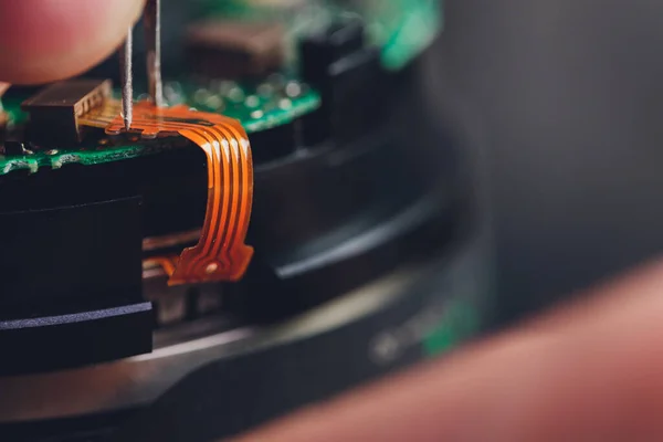 Proceso de desmontaje de lente de cámara digital profesional.Óptica dslr rota desmontada en la mesa en el taller . — Foto de Stock