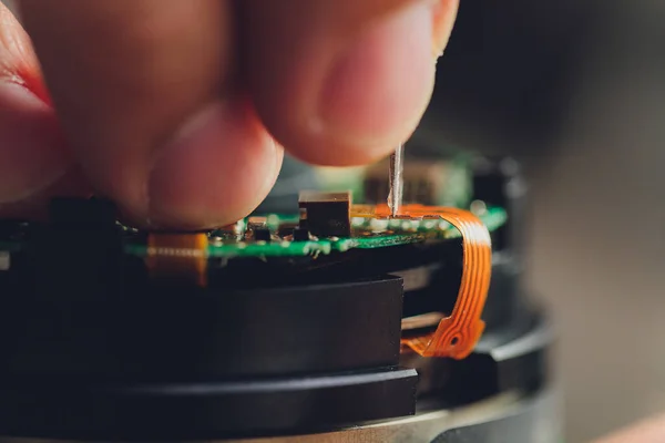 Proceso de desmontaje de lente de cámara digital profesional.Óptica dslr rota desmontada en la mesa en el taller . — Foto de Stock