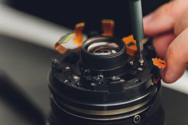 대형 전문 디지털 카메라 dissassembly process.demounted broken dslr optics on table in Workshop. — 스톡 사진