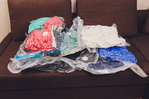 Экономия места уплотнитель мешок высосать воздух, вакуум хранения одежды сжатый пакет. — стоковое фото