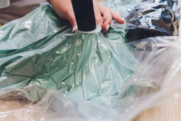 Ahorro de espacio bolsa de sello de ahorro succión de aire, paquete comprimido de almacenamiento de ropa de vacío . —  Fotos de Stock