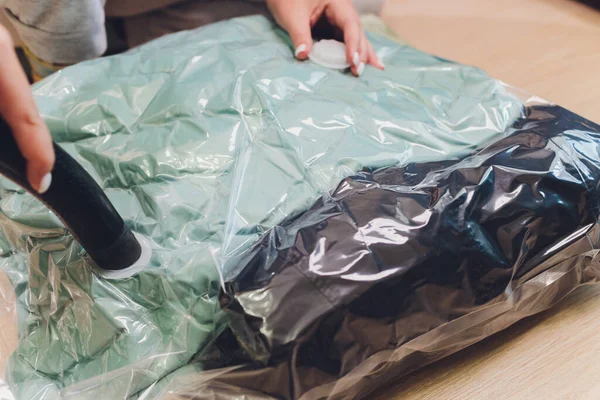 Helytakarékos tömítőzsák szívó levegő ki, vákuum ruházat tároló tömörített csomag. — Stock Fotó
