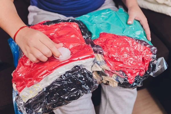 Экономия места уплотнитель мешок высосать воздух, вакуум хранения одежды сжатый пакет. — стоковое фото