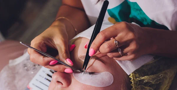 Prodloužení řas. Krásný model s perfektní svěží pletí a dlouhými řasami. Péče o pleť, lázně a wellness. Usmiř se, Hair and Lashes. Zavřít. — Stock fotografie