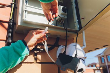 Duvarda teknisyen kadın güvenlik kamerası var..