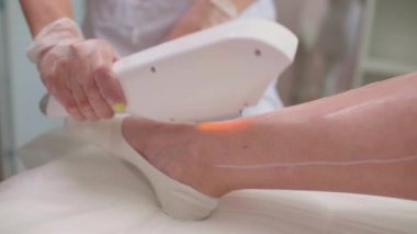 Bayanların bacaklarında lazer tüyü alındı. Bilinçli sığ alan derinliği.