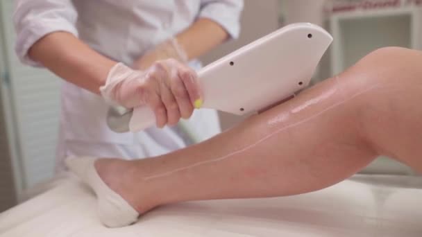 Épilation laser sur les jambes des femmes. Faible profondeur de champ intentionnelle. — Video