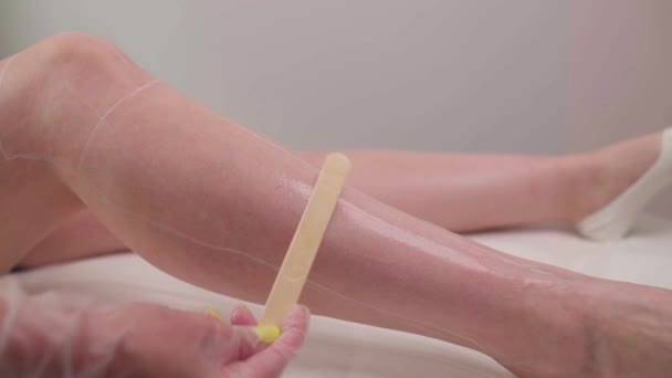 Kosmetička dává erekci laser léčba pro ženu na stehně. — Stock video