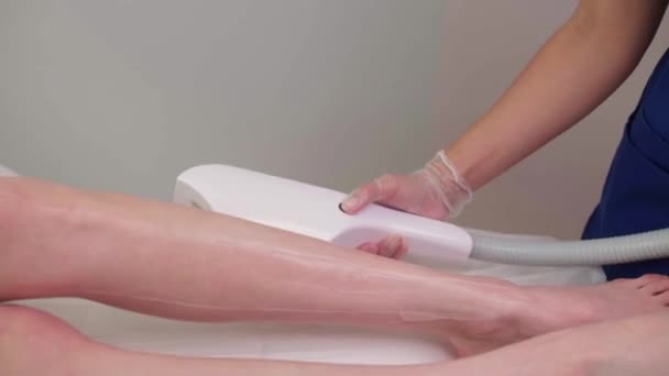 Épilation laser sur les jambes des femmes. Faible profondeur de champ intentionnelle. — Video