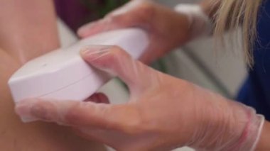 Güzellik Merkezi 'ndeki Güzellik Uzmanından Lazer Epilasyon Tedavisi Gören Genç Adam.