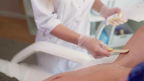 Kosmetička dává erekci laser léčba pro ženu na stehně. — Stock video