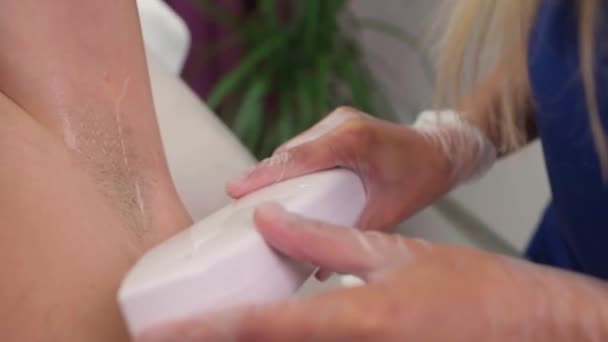 Junger Mann erhält Laser-Epilation-Behandlung von Kosmetikerin im Beauty Center. — Stockvideo