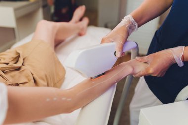 Bayanların bacaklarında lazer tüyü alındı. Bilinçli sığ alan derinliği.