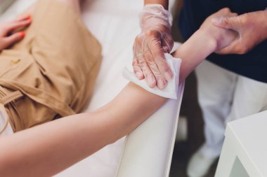 Güzellik Uzmanı Kalçadaki Kadına Epilasyon Lazeri Tedavisi Veriyor.