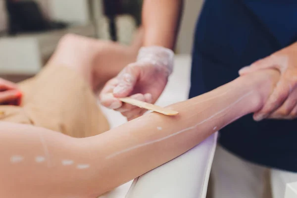 Kosmetička dává erekci laser léčba pro ženu na stehně. — Stock fotografie