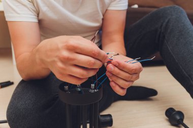 Yerdeki kablolar ve aletlerle avize, kuruluma hazırlık.