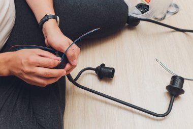 Yerdeki kablolar ve aletlerle avize, kuruluma hazırlık.