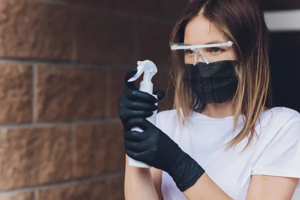 Портрет счастливой женщины носить лицо щит для защиты от простуды и гриппа и вирусов. Молодая женщина в маске на улице. Женщина в маске из-за загрязнения воздуха в городе. — стоковое фото