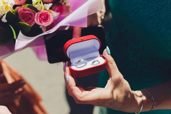 Close up of man holding wedding ring and gift box. — Stock Photo, Image