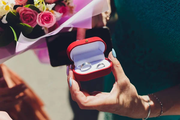 Primer plano del hombre que sostiene el anillo de boda y la caja de regalo . —  Fotos de Stock