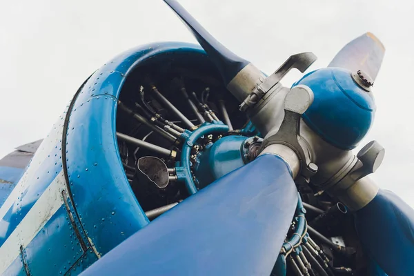 Vista de cerca de un avión de pasajeros y carga de hélice vintage . — Foto de Stock