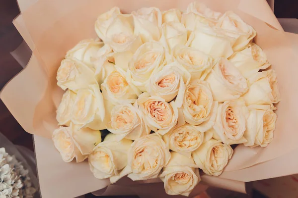 Bando de belas rosas rosa com gol.den bokeh para o dia das mães de perto . — Fotografia de Stock