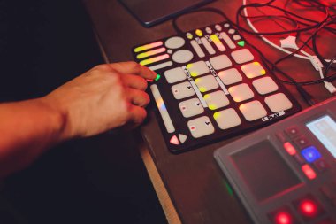 Profesyonel DJ konsolunun görünümünü kapat.