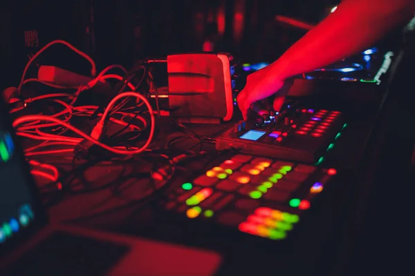Vista de cerca de la consola DJ profesional . — Foto de Stock