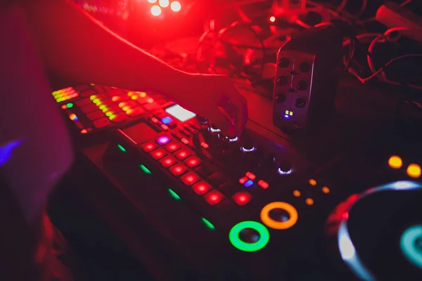 Vista de perto do console de DJ profissional . — Fotografia de Stock