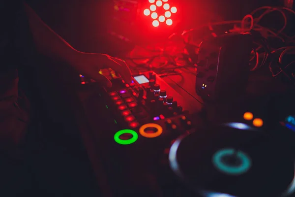 Vista de cerca de la consola DJ profesional . — Foto de Stock