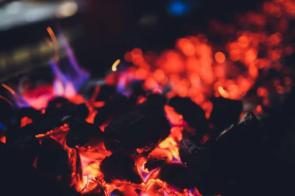 Fechar-se do carvão vegetal ardente no escuro . — Fotografia de Stock
