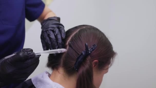 Pelar el cabello con líquido gaseoso, limpiar la caspa. mujer joven . — Vídeos de Stock