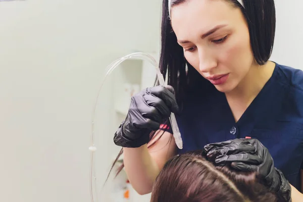 Pelar el cabello con líquido gaseoso, limpiar la caspa. mujer joven . — Foto de Stock