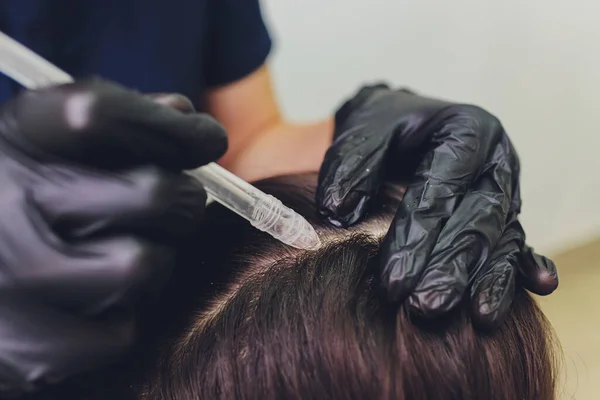 Peeling włosów w płynie gazowym, oczyszczanie łupieżu. młoda kobieta. — Zdjęcie stockowe