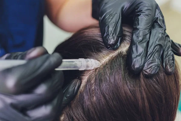 Peeling włosów w płynie gazowym, oczyszczanie łupieżu. młoda kobieta. — Zdjęcie stockowe