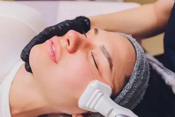 Процес лімфатичного дренажного масажу апарату LPG. Косметолог-терапевт робить омолоджуючий масаж обличчя для моделі в салоні краси. Крупним планом, вибірковий фокус . — стокове фото