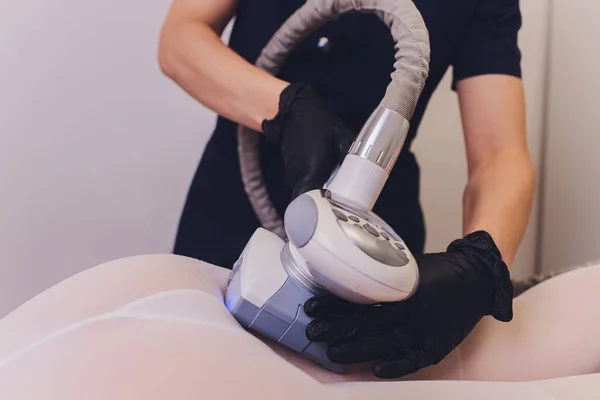 Части женского тела в специальном белом костюме с антицеллюлитным массажем со спа-аппаратом. — стоковое фото