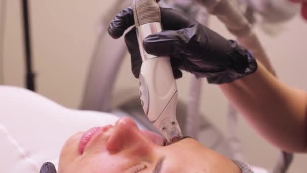 Lymphatic drainage massage LPG apparatus process. Therapist beautician makes a rejuvenating facial massage for the model in a beauty salon. Close up, selective focus. — Stock Video