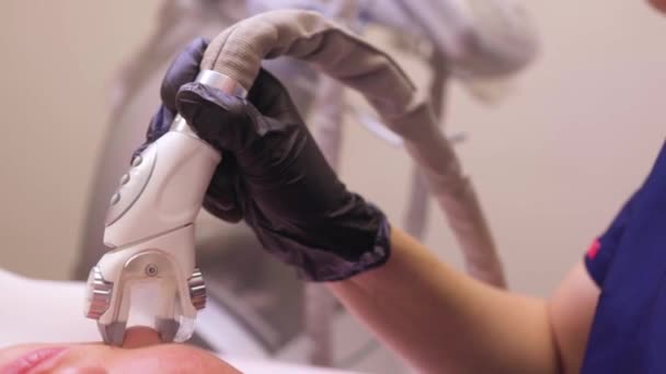 림프 배수구 마사지 LPG 장치 프로세스. 치료 미용사는 미용실에 있는 모델을 위한 안면 마사지를 원기를 회복시키고 있다. 가까이 하고, 선택적 인 초점. — 비디오